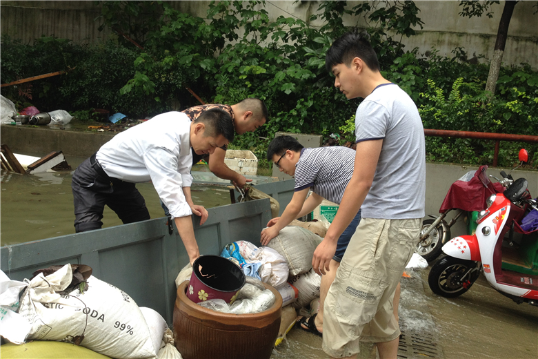 堅(jiān)守排澇一線 彰顯黨員本色1.jpg