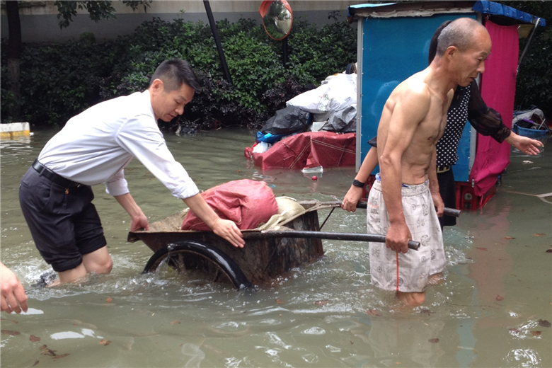 堅(jiān)守排澇一線 彰顯黨員本色2.jpg