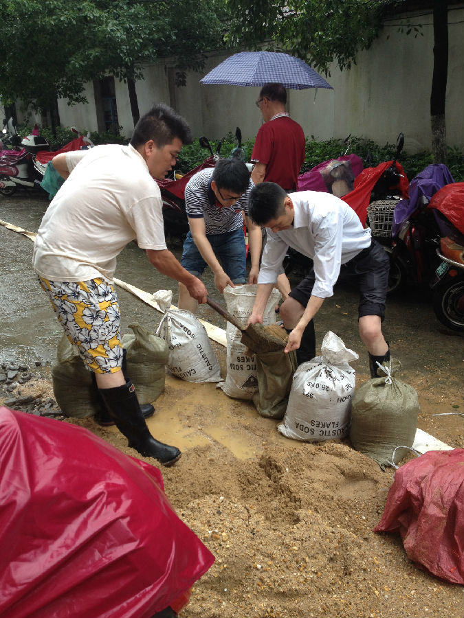 堅(jiān)守排澇一線 彰顯黨員本色3.JPG